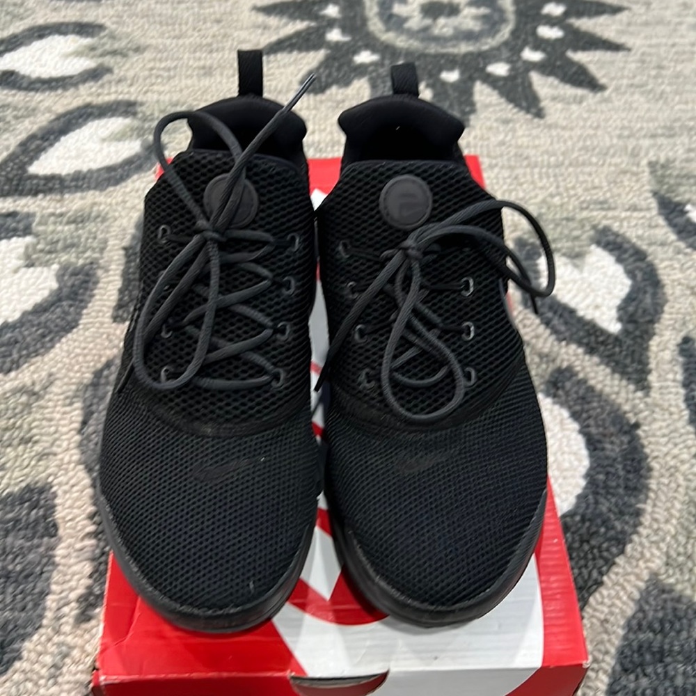 Nike (W)